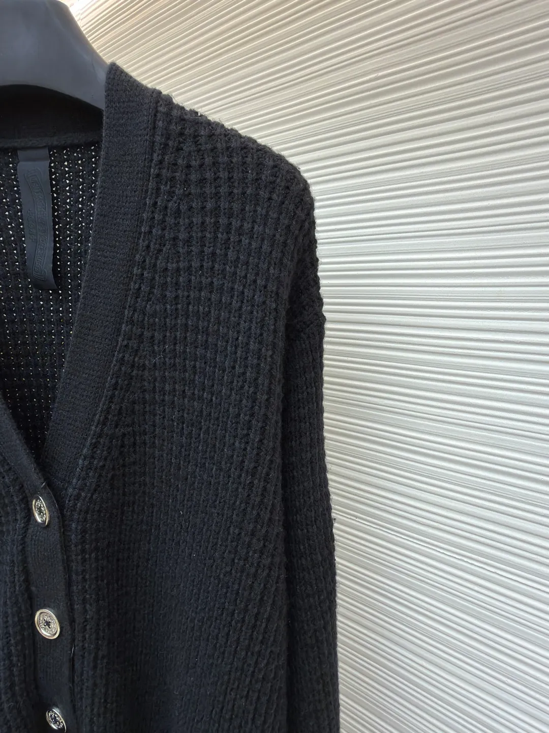 Chrome Hearts waffle cashmere cardigan ●Item number: 1682054-B85 ●Fabric: cashmere fabric ●Technology: hand-sealed label making ●Color: black ●Version: loose fit ●Weight: about 760 grams ●Size: S-M-L ●Description: Purchased from the original button counter for 52,000. The custom-spun yarn is made of 55% cashmere + 20% wool + 20% special nylon + 5% anti-pilling acrylic blended material. Customized placket and lining placket protein leather. Customized double-layer cross leather label. Customized mold opening accessories silver ornaments. With air cooler shaping + pure hand sealing label. Sewing buttons. Same style for men and women. The workmanship details are very good. The overall wiring is straight and delicate, the fabric is comfortable and soft, and the color is consistent without color difference. It can be matched with the same style to create a fashionable look and control various occasions. Customized accessories, complete with three standards, same style for men and women!